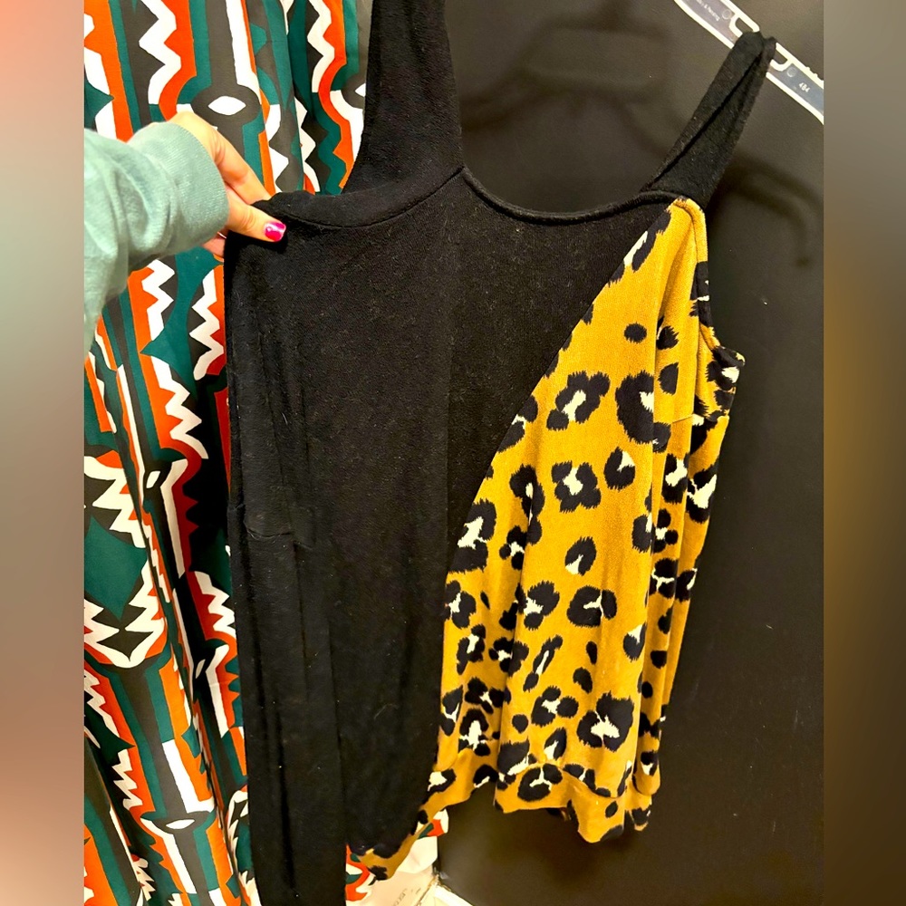 Cold shoulder split cheetah sweater 🐆